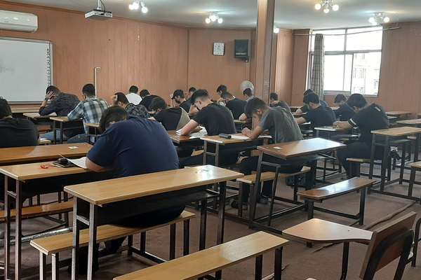 صحيفة إيرانية: انتشار العنف وتعاطي المخدرات بين تلاميذ المدارس في إيران