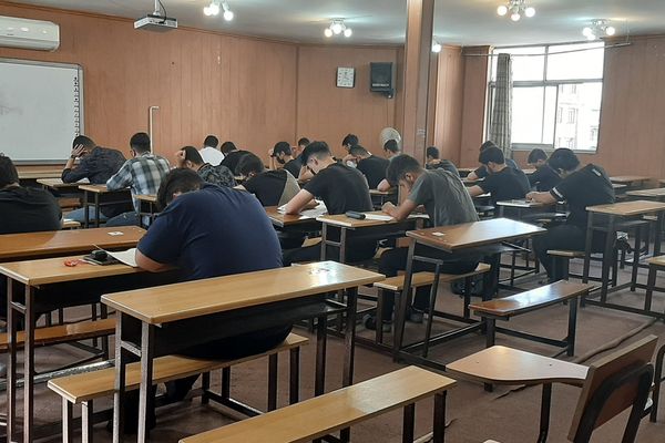 صحيفة إيرانية: انتشار العنف وتعاطي المخدرات بين تلاميذ المدارس في إيران