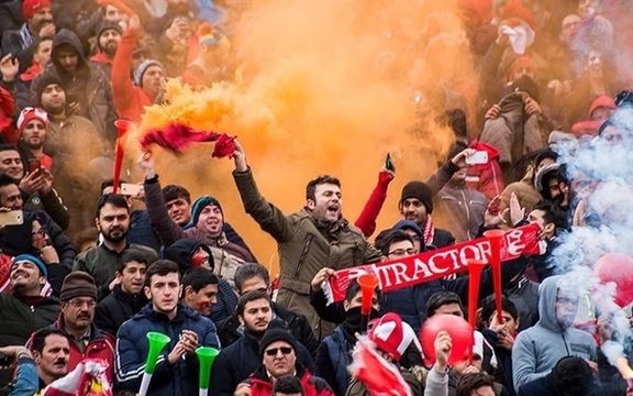 «لطفا بلیت بخرید»؛ اهدای ۳۰ دوچرخه به تماشاگران بلیتدار بازی تراکتور-استقلال در تبریز