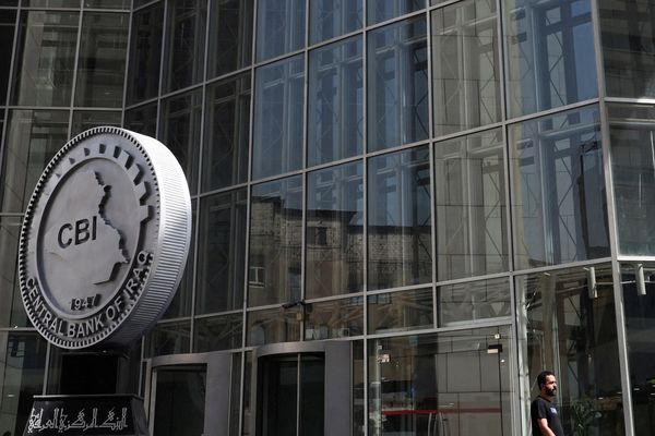 "المركزي" العراقي يمنع 5 بنوك من إجراء معاملات بالدولار لمنع تهريبه إلى إيران