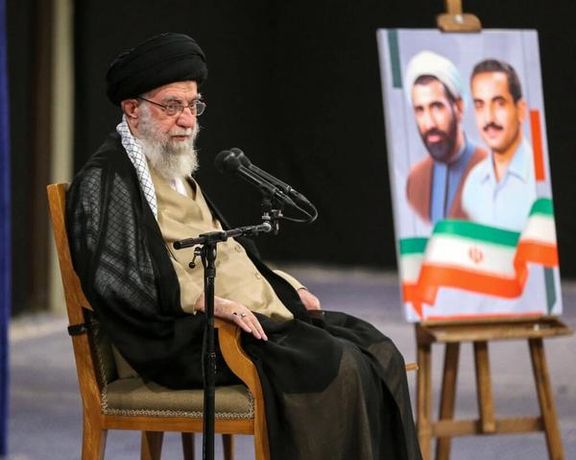 رغم اعترافه بمشكلات المواطنين.. المرشد الإيراني يشيد بالحكومة ويطالبها بتجاهل الانتقادات