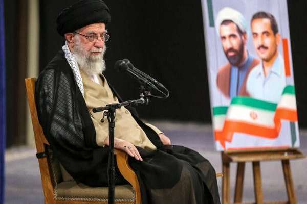 رغم اعترافه بمشكلات المواطنين.. المرشد الإيراني يشيد بالحكومة ويطالبها بتجاهل الانتقادات