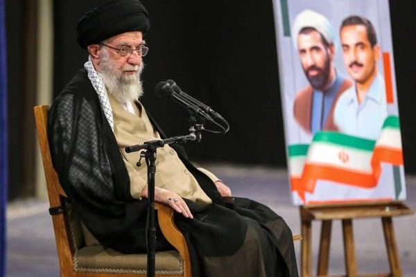 رغم اعترافه بمشكلات المواطنين.. المرشد الإيراني يشيد بالحكومة ويطالبها بتجاهل الانتقادات