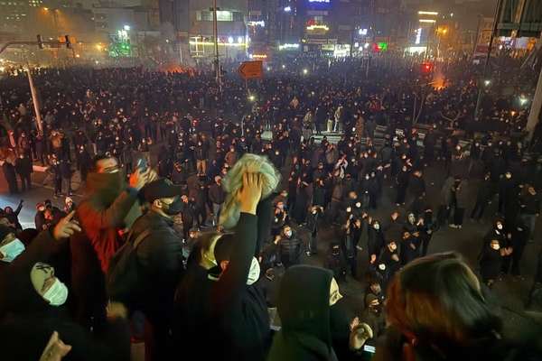 أكثر من 800 شخصية سينمائية تدين قتل وتعذيب المحتجين في إيران