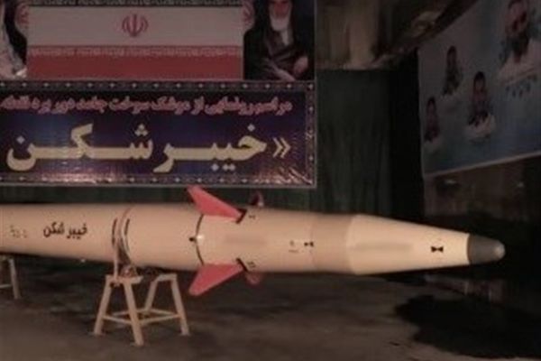 بالتزامن مع محادثات فيينا.. الحرس الثوري الإيراني يكشف عن صاروخ باليستي جديد