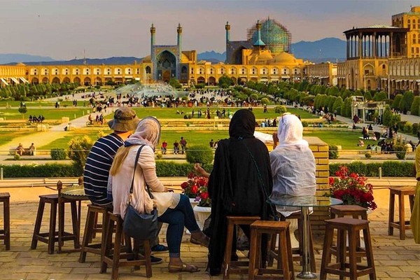 بسبب ضعف الإدارة والعزلة الدولية وتقلبات العملة.. "شلل شبه تام" يصيب قطاع السياحة في إيران