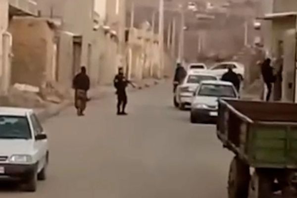 قوات الأمن الإيرانية تعتقل مئات الأشخاص بعد محاصرة قرية «جنار» في أسدآباد بـ "همدان"