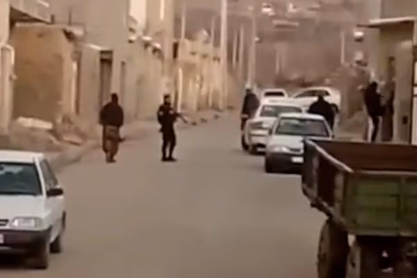 نیروهای امنیتی پس از محاصره روستای چنار اسدآباد در همدان صدها نفر را بازداشت کردند