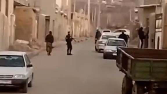 نیروهای امنیتی پس از محاصره روستای چنار اسدآباد در همدان صدها نفر را بازداشت کردند