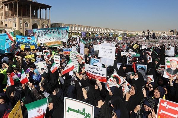 في ذكرى اقتحام السفارة الأميركية.. مسيرات إيرانية تخلط الرمزية الثورية بالتحدي النووي