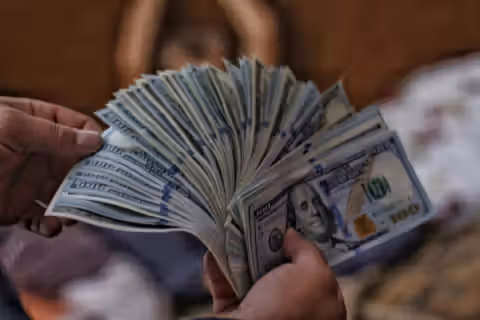 قیمت دلار در بازار آزاد ایران با ثبت رکوردی تازه از ۱۹۱ هزار تومان فراتر رفت