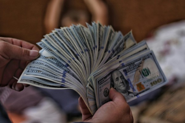 التصعيد العسكري يلقي بظلاله.. الدولار يسجل مستوى قياسيا جديدا بإيران ويتجاوز 191 ألف تومان