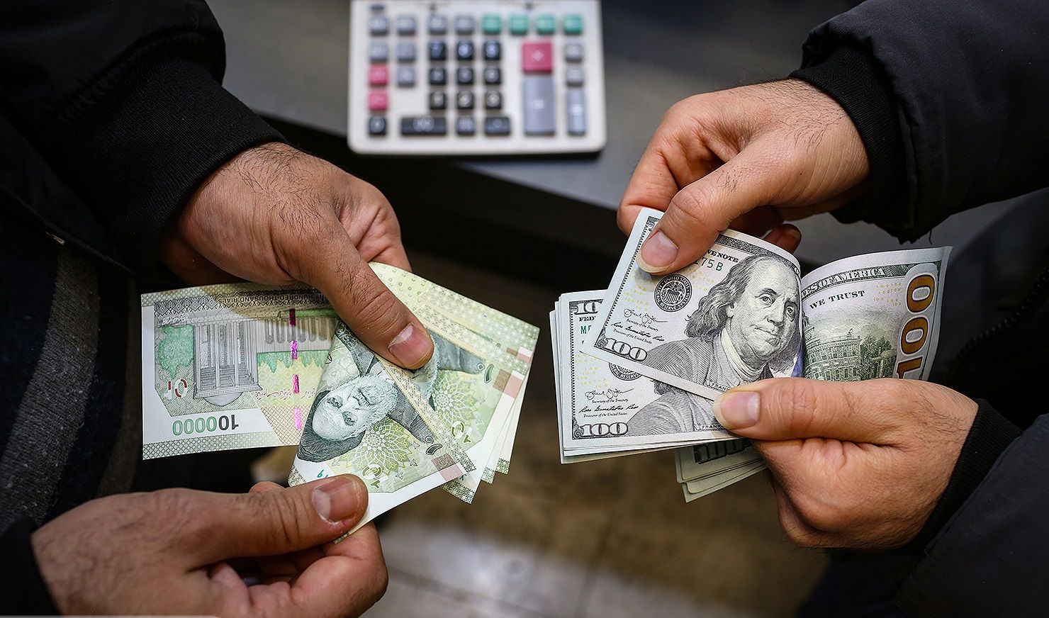 دور الانتخابات الإيرانية والأميركية وعودة ترامب إلى الرئاسة في تراجع التومان أمام الدولار