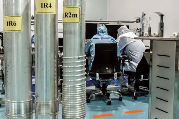 "الغارديان": قلق غربي من "تنامي" التيار المتطرف في إيران وتطور برنامج طهران النووي