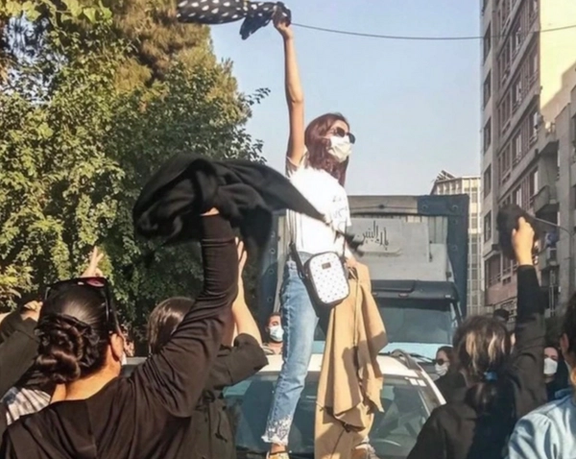 هيومان رايتس ووتش: إيران تنكل بالمعارضين والحقوقيين عشية ذكرى "احتجاجات مهسا أميني"