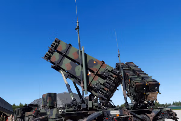 والاستریت ژورنال: آمریکا پیش از حمله احتمالی به ایران پدافند هوایی خود را تقویت میکند