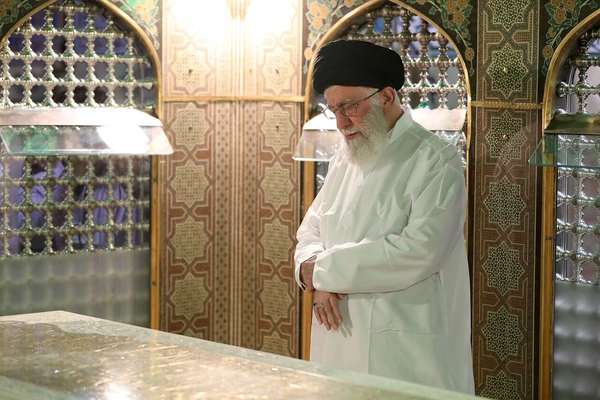 "جيروزاليم بوست": تفاوض إيران مع أميركا ليس تغييرًا في موقف خامنئي بل تكتيك للبقاء