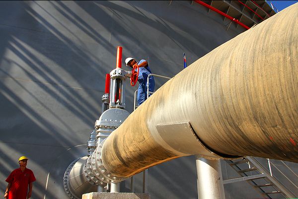 Iran's regional energy clout wanes as buyers turn elsewhere