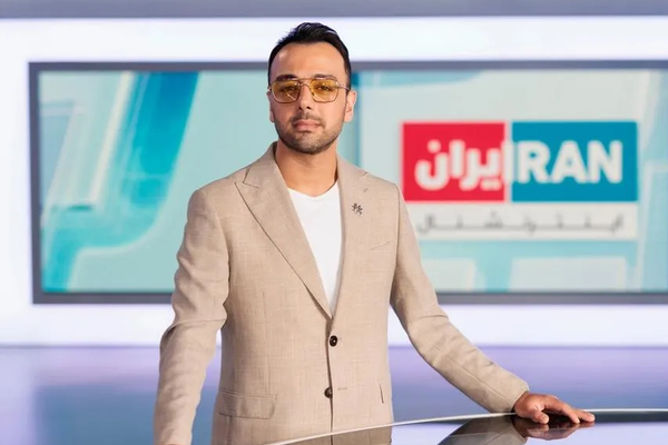 تمديد حبس المتهمين في قضية الاعتداء على مذيع "إيران إنترناشيونال".. حتى العام المقبل