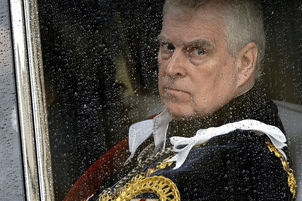 پادشاه بریتانیا برادرش را از عنوانهای درباری خلع و از اقامتگاه سلطنتی اخراج کرد