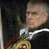 پادشاه بریتانیا برادرش را از عنوانهای درباری خلع و از اقامتگاه سلطنتی اخراج کرد