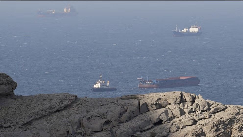 رویترز: بیش از ۲۰ کشتی شنبه از تنگه هرمز عبور کردند