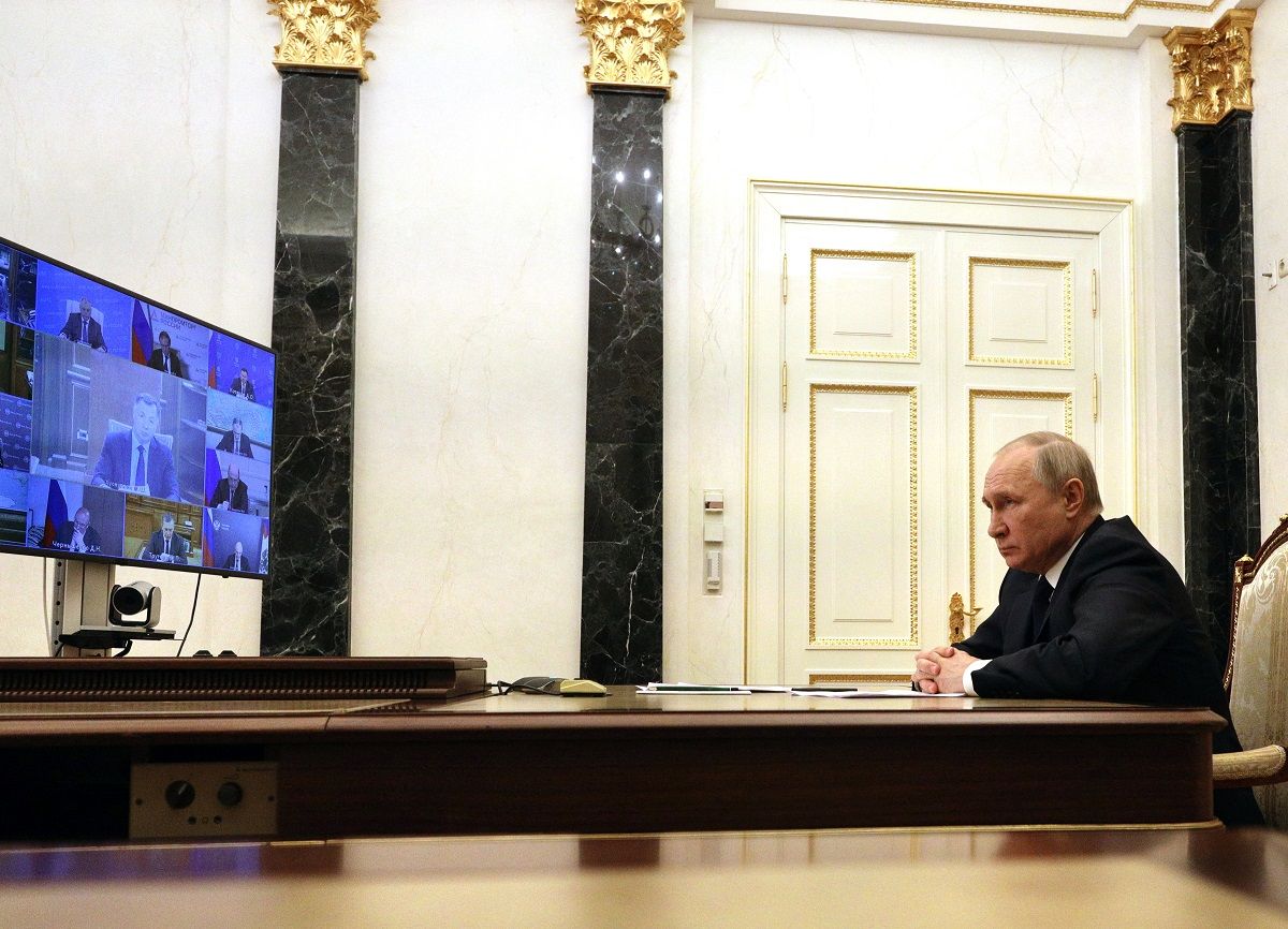 بوتين ينتقد مساعي واشنطن للتوقيع على عقود طاقة مع إيران وفنزويلا ويؤكد: نلتزم بالاتفاقيات