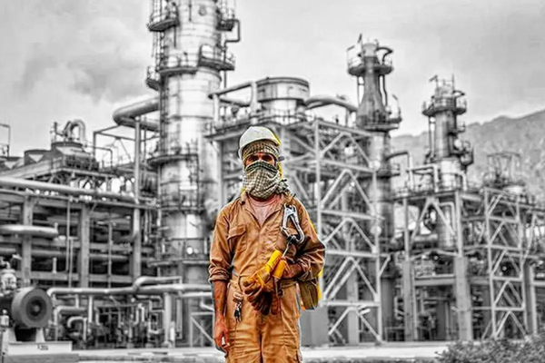 Oil contract workers protest outside Iran’s presidential office