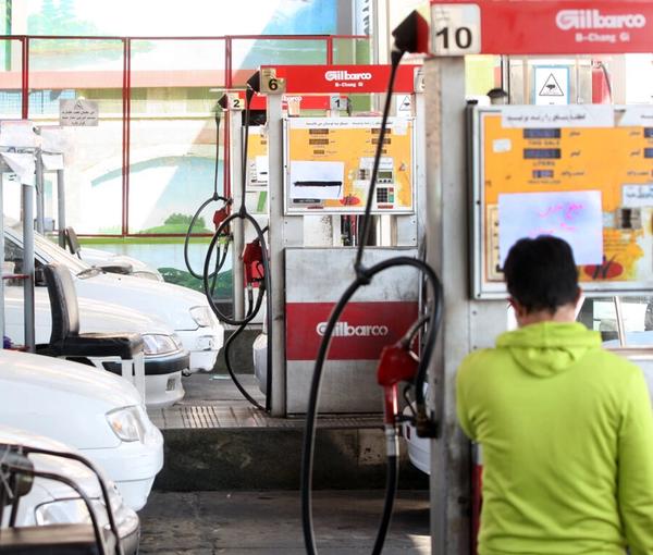 رئيس اتحاد مصدري النفط في إيران: نستورد البنزين بأسعار باهظة لانعدام الكفاءة وليس العقوبات