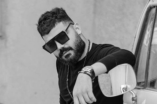 مغنٍ إيراني يشرح تفاصيل التعذيب الجسدي والنفسي في سجون النظام