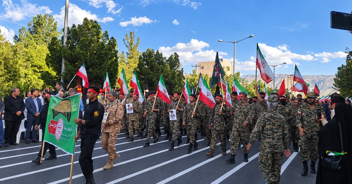 Islamic Republic supporters take weapons home after training, citizens say