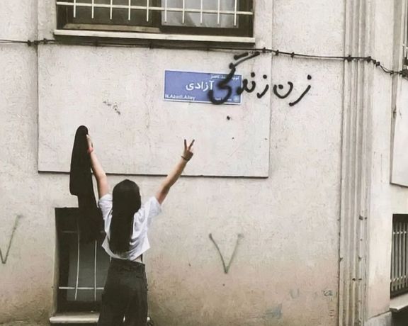 به دلیل سرپیچی از حجاب اجباری، حکم ۷۴ ضربه شلاق رویا حشمتی اجرا شد