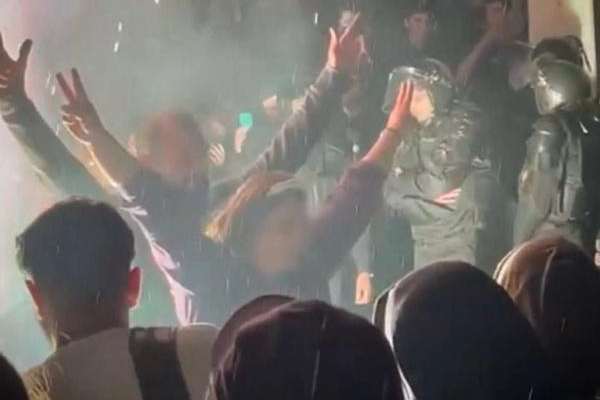 المتظاهرون يحرقون الأوشحة وصور خميني وخامنئي في احتجاجات الأربعاء الأخير من العام الإيراني