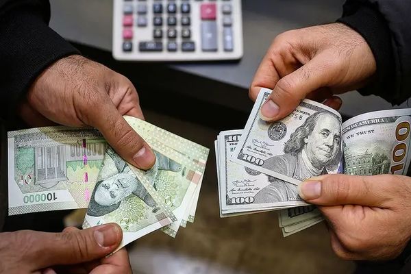 تراجع العملة الإيرانية أمام الدولار إلى 61 ألف تومان في السوق المفتوحة
