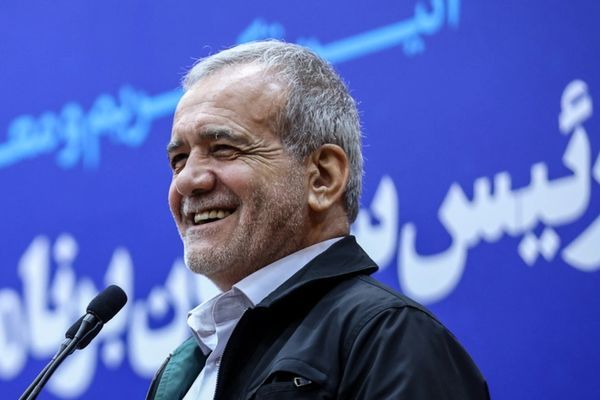 بزشكيان مرحب والأصوليون يرفضون.. تصاعد الخلاف في إيران بشأن الانضمام إلى "FATF"