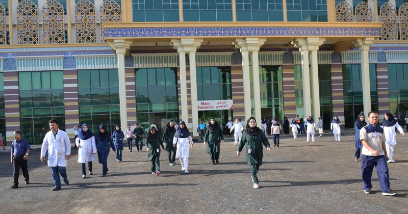 Iranisches Krankenhauspersonal verlässt nach Anordnung der VAE die Unterkünfte in Dubai. Iranisches Krankenhauspersonal verlässt nach Anordnung der VAE die Unterkünfte in Dubai.