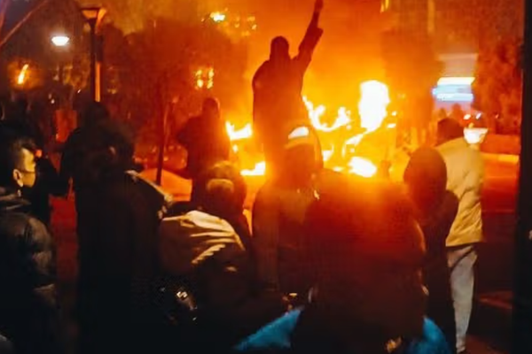 رئيس "لجنة الأمن القومي" في إيران يؤكد مقتل آلاف المدنيين أمام مقارّ الباسيج وقوات الأمن