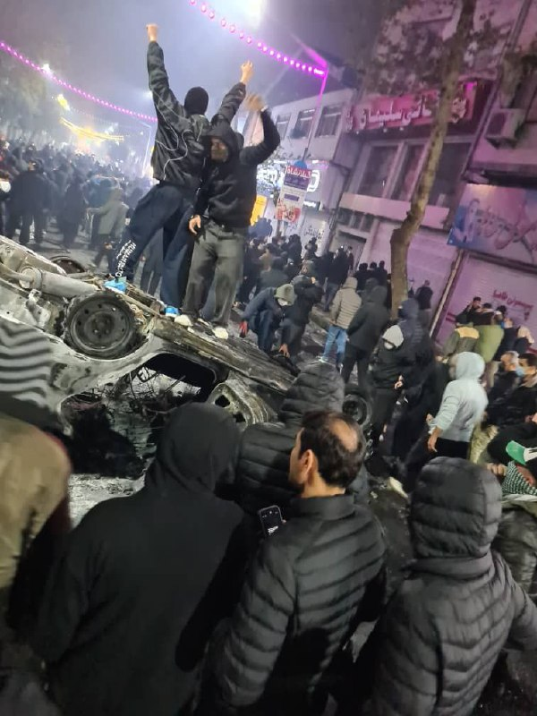 احتشاد ملايين الإيرانيين في الشوارع استجابة لدعوة بهلوي و"الموت للطاغية" يتصدر الهتافات   