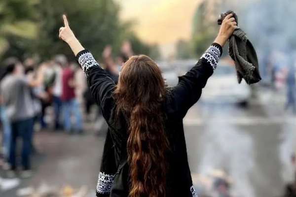 قربانیان سرکوب جنبش «زن، زندگی، آزادی» از ۴۰ مقام جمهوری اسلامی شکایت کردند
