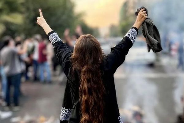 قربانیان سرکوب جنبش «زن، زندگی، آزادی» از ۴۰ مقام جمهوری اسلامی شکایت کردند