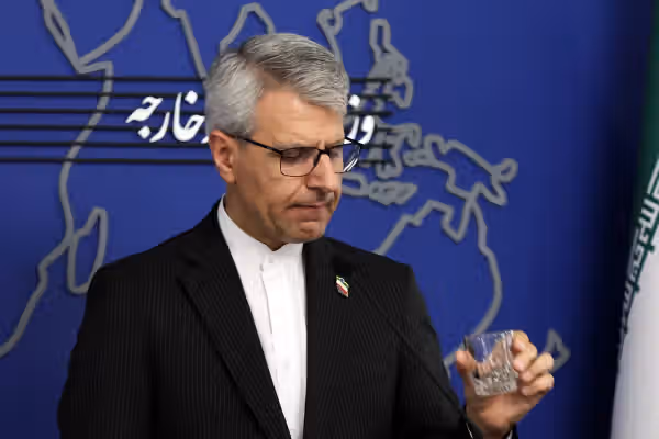 سپاه پاسداران مانع عبور ۶ کشتی از تنگه هرمز شد و تهران بر بسته بودن این گذرگاه تاکید کرد
