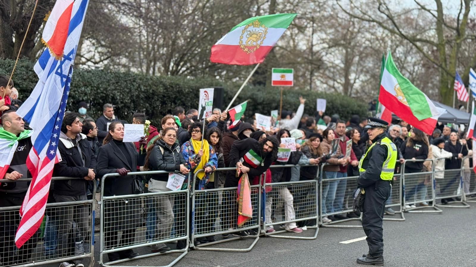 ایرانیان در حمایت از انقلاب ملی در شهرهای مختلف جهان به خیابان آمدند