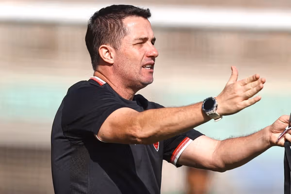 اوسمار ویرا، سرمربی پرسپولیس: از بردن شمسآذر خوشحالیم، از فردا هم به دربی فکر میکنیم