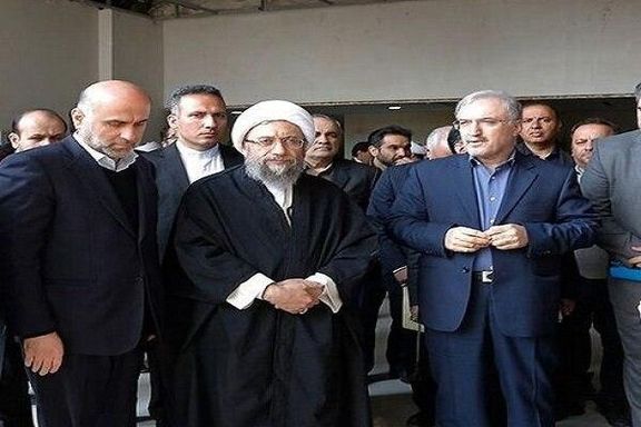 اکبر طبری، نفر اول از سمت چپ در کنار صادق آملی لاریجانی، رییس وقت قوه قضاییه. نام سعید نمکی، وزیر سابق بهداشت نیز در پرونده فساد واردات واکسن کرونا مطرح شد. خود آملی لاریجانی هم به سوءاستفاده از حسابهای قوه قضاییه متهم است