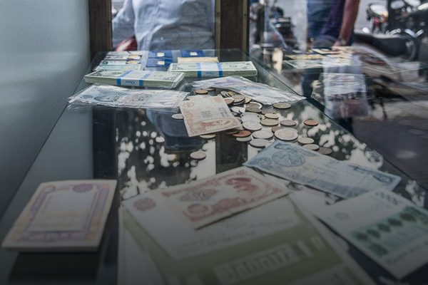 ارتفاع أسعار العملات في السوق الإيرانية.. اليورو يتجاوز 250 ألف تومان للمرة الأولى