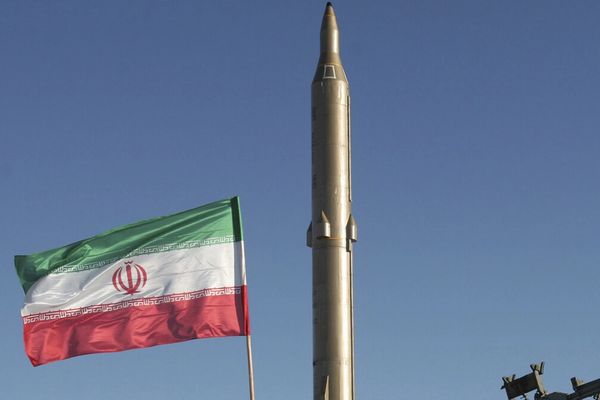 واشنطن تفرض عقوبات على 12 فردًا ومؤسسة على صلة ببرنامج الصواريخ والمسيرات الايرانية