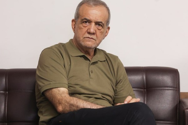 احتمالات استقالة بزشكيان.. التصدع يتسع في هرم النظام الإيراني