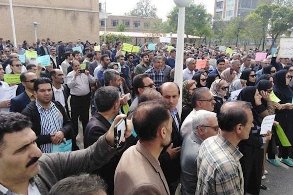 رابطة الكتاب الإيرانیین: المعلمون لن يتراجعوا عن مطالبهم قيد أنملة