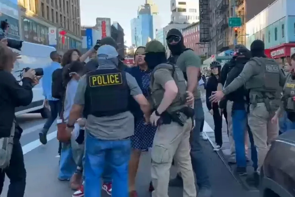 یورش ماموران مهاجرت آمریکا به محله چینیها در نیویورک با اعتراض گسترده روبهرو شد