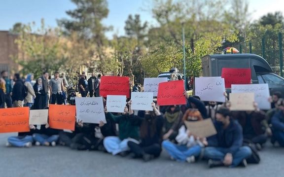 تجمع دانشجویان دانشگاه تهران در اعتراض به تجاریسازی فضای دانشجویی و تفکیک جنسیتی